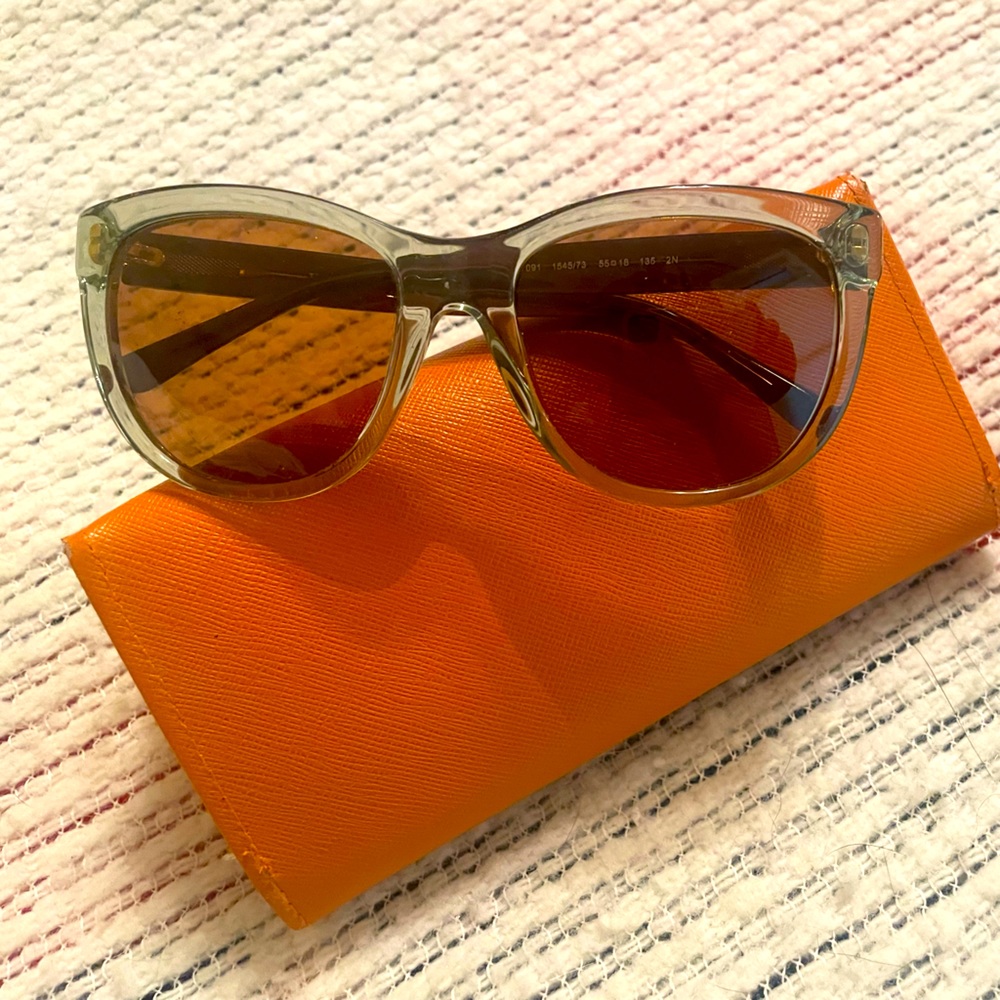 Tory Burch sunglasses and original case. No scratches.
